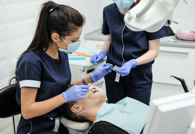 dentists place a crown to fill the cracked tooth